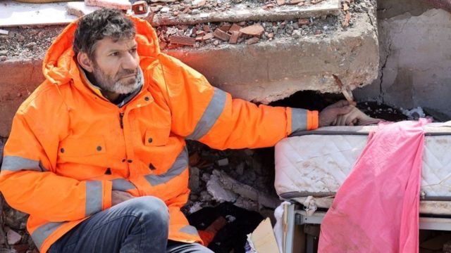 Aabbe gacanta ka haya gabadhiisa oo la badbaadiyay