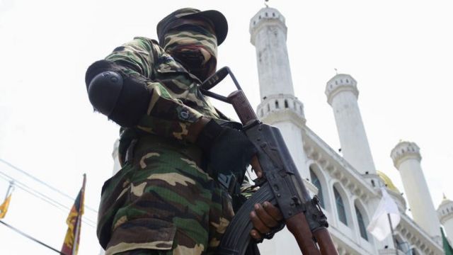 மசூதிக்கு ஒன்றுக்கு வெளியே காவலுக்கு நிற்கும் பாதுகாப்புப் படையினர் (2019ஆம் ஆண்டு)