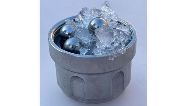 یخ همراه با گوی‌های فلزی در یک ظرف