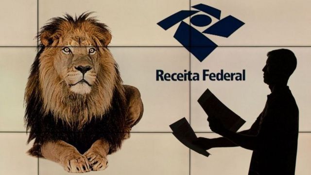 Homem olhando papéis com imagem do leão, símbolo da Receita Federal, ao fundo