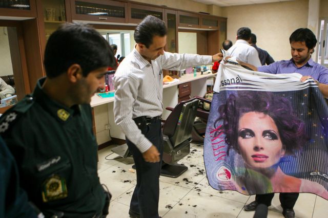 بازرسی نیروی انتظامی از یک آرایشگاه در تهران