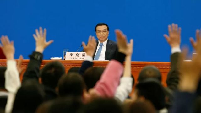 Các phóng viên giơ tay trong cuộc họp báo của ông Lý vào tháng 3/2017