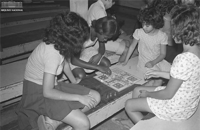 Meninas jogam ludo, em foto de 1975