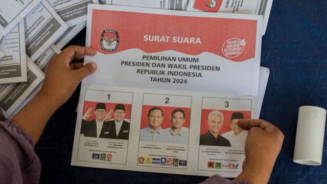 Pekerja menyortir dan melipat surat suara Pemilu Presiden dan Wakil Presiden 2024 di gudang logistik KPU Kota Bogor, Jawa Barat, Senin (15/01).