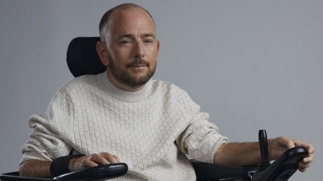 David Holmes em sua cadeira de rodas