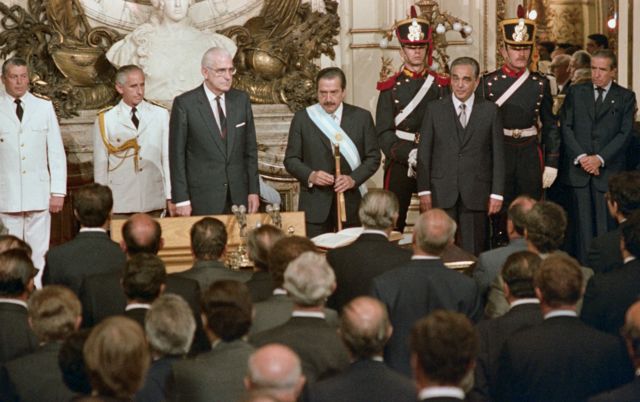 Raúl Alfonsín asumie la presidencia argentina, con la banda presidencial y el bastón, el 10 de diciembre de 1983