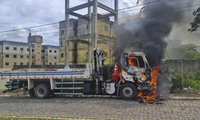 Caminhão pegando fogo