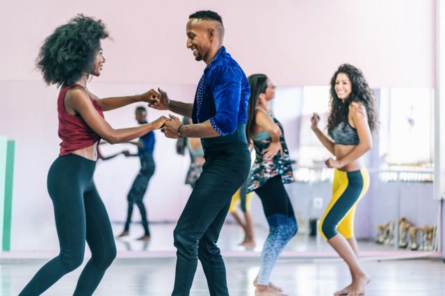 Gente en una clase de baile. 