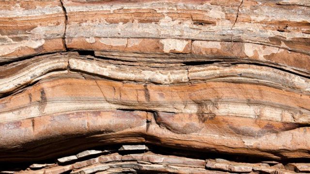لایه‌های سنگی نشان‌دهنده تاریخ دیرین زمین هستند