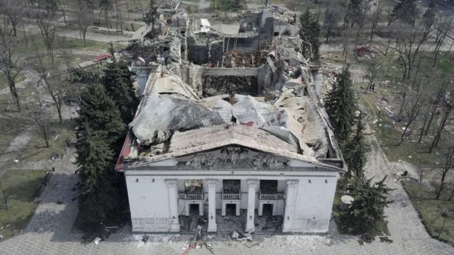 Разбомбленный драмтеатр в Мариуполе