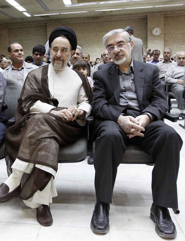 محمد خاتمی و میرحسین موسوی در بیانیه‌های جداگانه‌ای دو راهکار را برای «نجات ایران» پیشنهاد می‌کنند