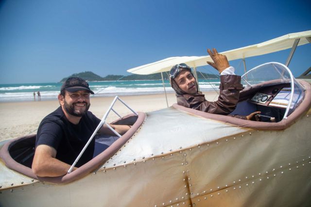 O diretor Zé Dassilva e o ator Rodrigo Fagundes na réplica do Breguet 14 na Praia do Campeche, em Florianópolis