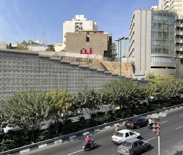 شعار زن روی دیواری در بزرگراه مدرس تهران