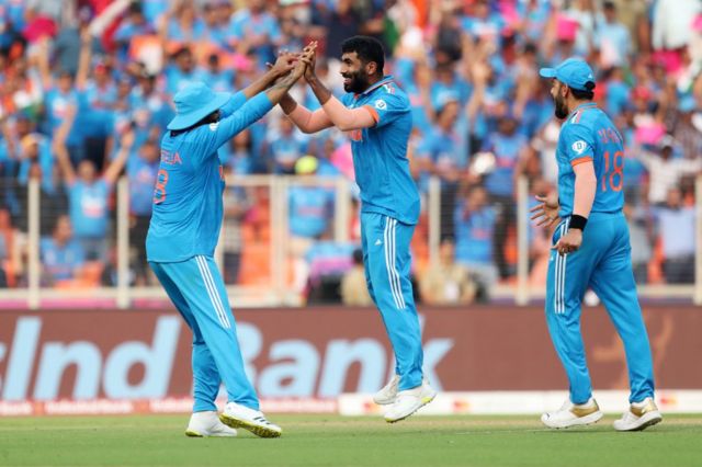 திருப்புமுனை ஏற்படுத்திய பும்ரா, குல்தீப்: ரோஹித் சர்மா சாதனை! பாகிஸ்தானை 8-வது முறையாக வீழ்த்தியது இந்திய அணி