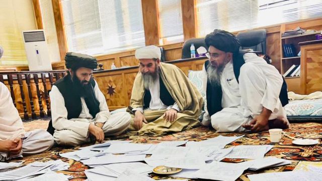 ع﻿بدالحکیم حقانی، رئیس دادگاه عالی طالبان در حال رسیدگی به پرونده‌ها در محل دادگاه عالی افغانستان