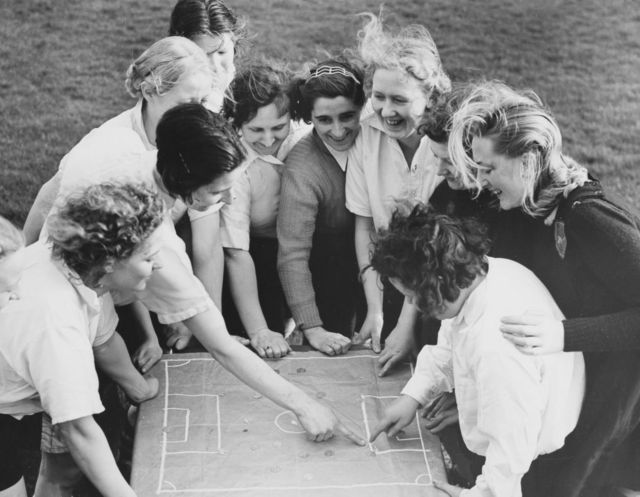 Dick, Kerr Ladies, bajo el nombre de Preston Ladies, durante un entrenamiento en mayo 1939.