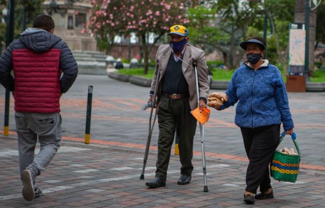 Gente caminando en Quito