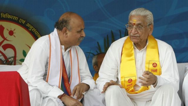 அசோக் சிங், பிரவீன் தொகாடியா