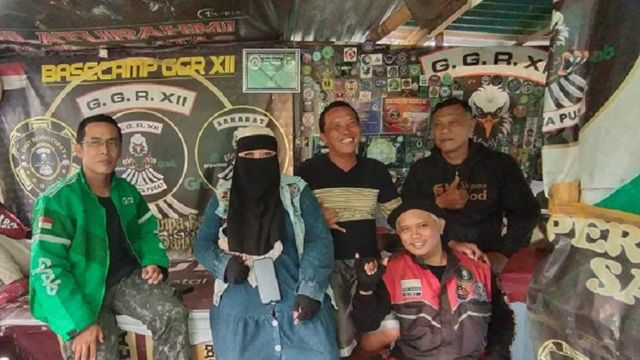 Afung (kiri) dan pengemudi ojol mangkal di kawasan Rajawali, Kemayoran, Jakarta Pusat. 