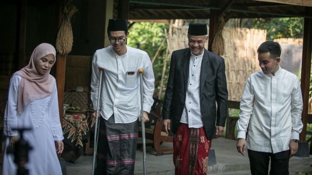 Gubernur Jawa Tengah Ganjar Pranowo (kedua kanan) beserta keluarga berbincang dengan Wali Kota Solo Gibran Rakabuming Raka (kanan) di Ndalem Padmosusastra, Solo, Jawa Tengah, Sabtu (22/4/2023). 
