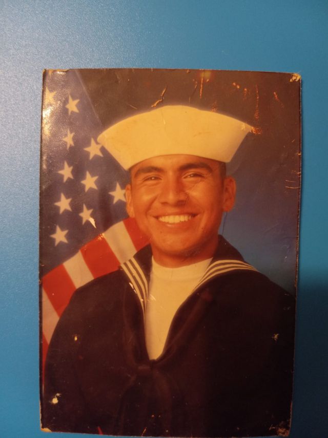 Raúl Rodríguez en un uniforme de la Marina