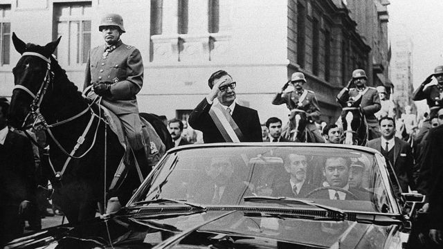Salvador Allende camino al congreso para recitar su primer discurso.