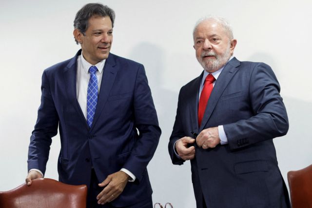 O ministro da Fazenda, Fernando Haddad, ao lado do presidente Lula