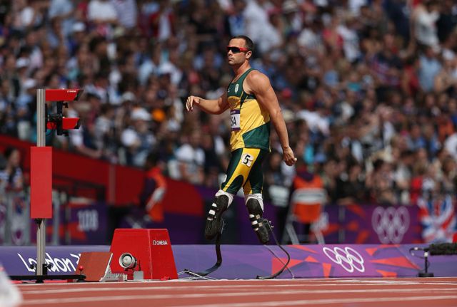 Jailed South African paralympic star Oscar Pistorius meet papa of girlfriend wey im kill
