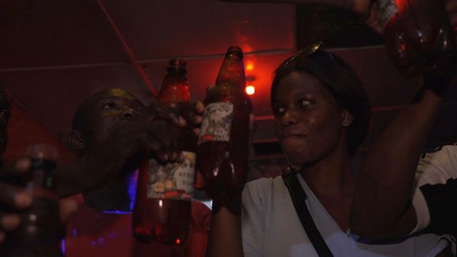 Pessoas bebendo cerveja russa no bar Cave em Bangui, RCA