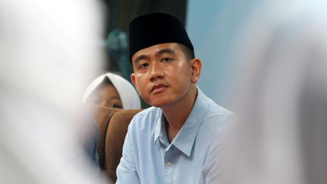 Calon wakil presiden nomor urut 2 Gibran Rakabuming Raka (tengah) mendengarkan pertanyaan santri saat mengunjungi Pondok Pesantren Asshidiqiyah Tangerang, Banten, Senin (04/12)