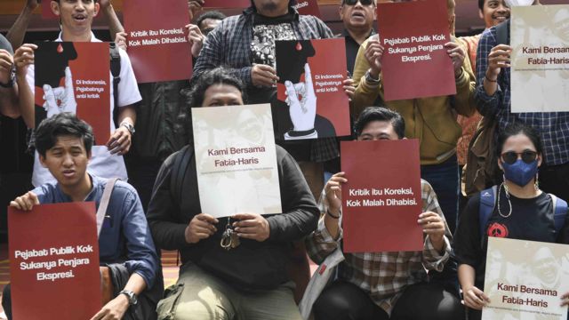 Koalisi Masyarakat Sipil menggelar aksi saat Direktur Lokataru Haris Azhar dan Koordinator KontraS Fatia Maulidiyanti menjalani pemeriksaan kesehatan di Biddokkes Polda Metro Jaya, Jakarta, Senin (06/03)