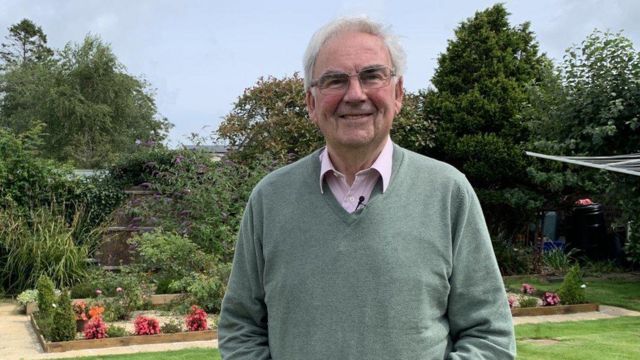 Don Evans en el jardín de su casa.