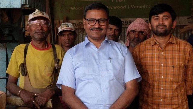 55 வயதான பாரத் பரேக், நாட்டின் மிகப்பெரிய காப்பீட்டு நிறுவனமான இந்திய ஆயுள் காப்பீட்டுக் கழகத்தின் 13.6 லட்சம் முகவர்களில் ஒருவர்.