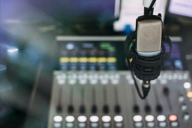 Um microfone em um estúdio