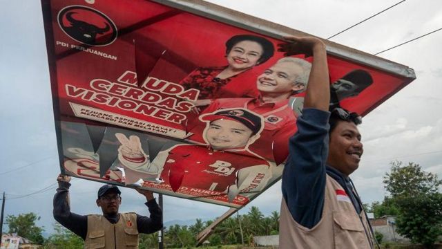 Petugas mengangkat baliho calon legislatif pada penertiban alat peraga kampanye (APK) di Desa Kotapulu, Sigi, Sulawesi Tengah, Senin (13/11/2023).