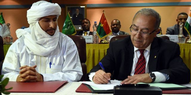 Le secrétaire général du MNLA, Bilal Ag Acherif (à gauche), et le ministre algérien des Affaires étrangères de l’époque, Ramtane Lamamra, le 19 février 2015 à Alger. 