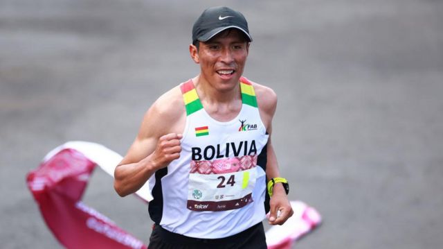 Héctor Garibay cruza la meta en CDMX