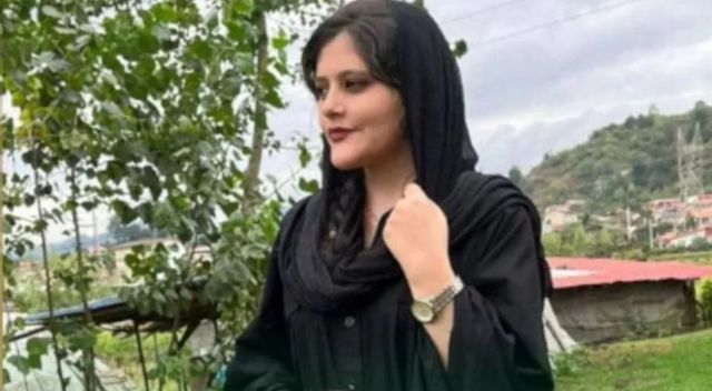 Mahsa Amini com véu em paisagem campestre
