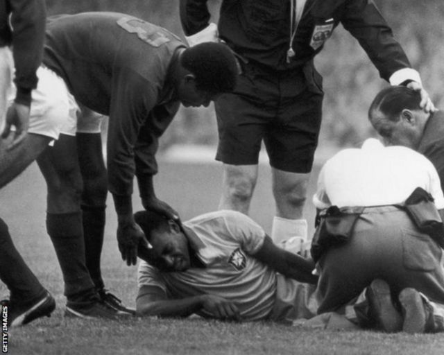 اوزه‌بیو، ستاره تیم ملی پرتغال بالای سر پله که در ورزشگاه گودیسون پارک از درد به خود می‌پیچید