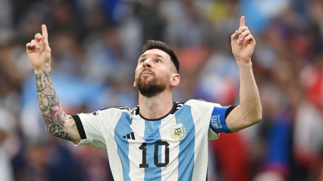 முதல் கோல் அடித்தபின் கொண்டாடும் மெஸ்ஸி