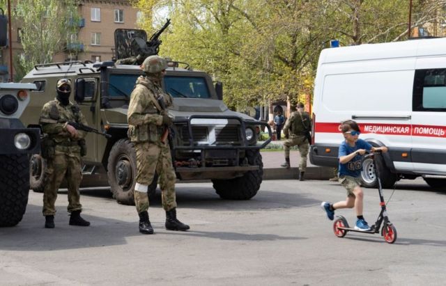 Rus askerlerinin yanında Ukraynalı çocuk