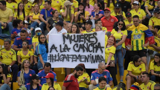 Aviso a favor de las mujeres en el fútbol