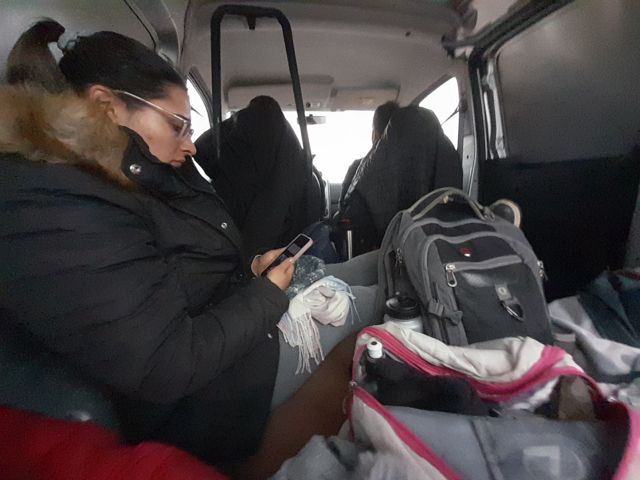 María Domínguez sentada en la parte trasera de una camioneta, yendo a la escuela rural.