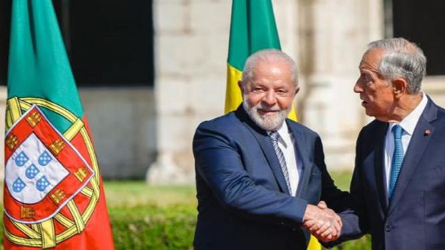 Lula e Marcelo Rebelo de Sousa apertam as mãos