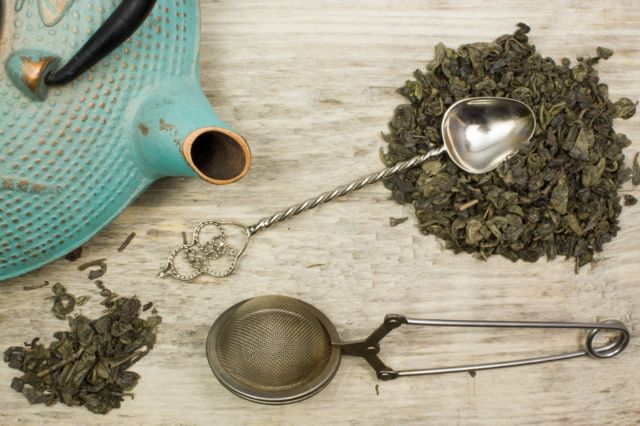 Старый чайник и зеленый чай