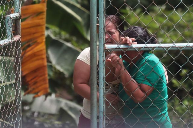 Familiares de un detenido por la policía lloran en el departamento de Cabañas, El Salvador, el 2 de agosto de 2023.
