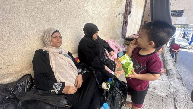 Ancianas y un niño esperando evacuación en Gaza