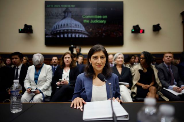 Lina Khan sentada antes de testificar ante un comité del Congreso de Estados Unidos.