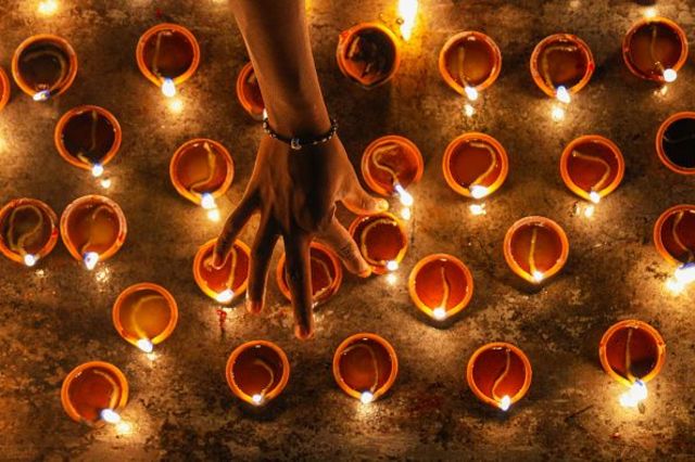 کلمبو، سری‌لانکا؛ روشن کردن چراغ‌های روغنی توسط هندوها