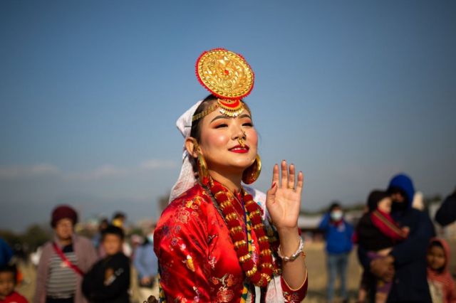 1 Ocak'ta Nepal'in başkenti Kathmandu'da düzenlenen Sakela festivalinde Kirat topluluğundan bir kadın geleneksel kıyafetlerle dans ediyor, 1 Ocak 2022